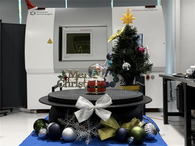 Preparing the snow globe for scanning