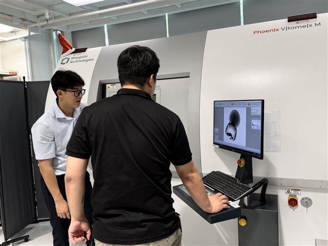 Our XCT specialist showing out intern the basics of operating the Phoenix V|tome|x M300